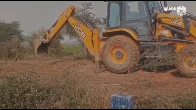 गया :- कोंच के मुडेरा में आपसी सहयोग से बनाया जा रहा है सड़क, शासन व प्रशासन की कार्यशैली पर उठा सवाल। 