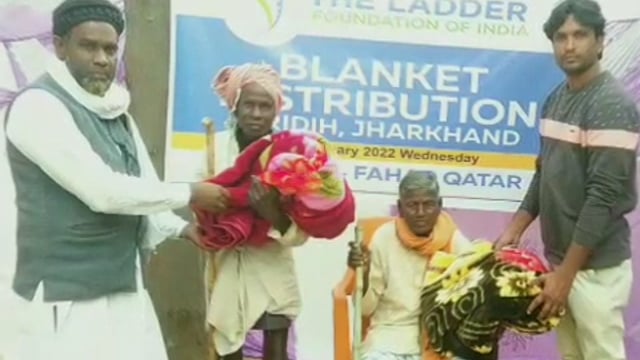 गांडेय प्रखंड के बेलाटांड पेट्रोल पंप के समीप लेडर फाउंडेशन के द्वारा 200जरुरतमंद के बीच कंबल वितरण