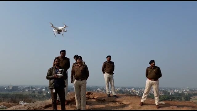 जहरीली शराब से मौत के बाद सजग है नालंदा पुलिस छोटी पहाड़ी मोहल्ला में ड्रोन चलाकर खोजा गया शराब