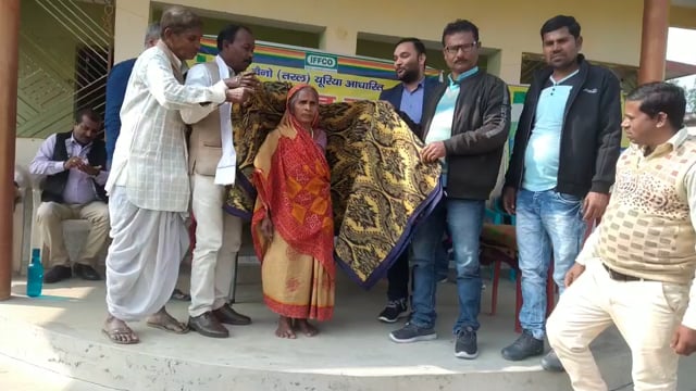 हसनगंज के रामनगरबंसी गांव में इफको नैनो यूरिया द्वारा गरीब,निर्धन किसानों के बीच कंबल का वितरण किया