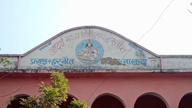 कोरोना संक्रमण दर घटने के बाद भी मात्र 35% ही पहुंच रहे हैं छात्र एवं छात्राएं स्कूल