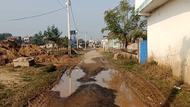 नल जल का पाइप लीक रहने की वजह से मुख्य मार्ग पर जमा है पानी।