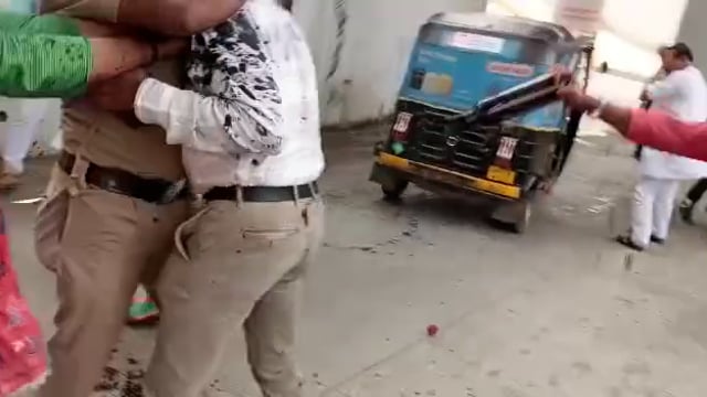 मनपा आयुक्ताचे अंगावर फेकली शाही