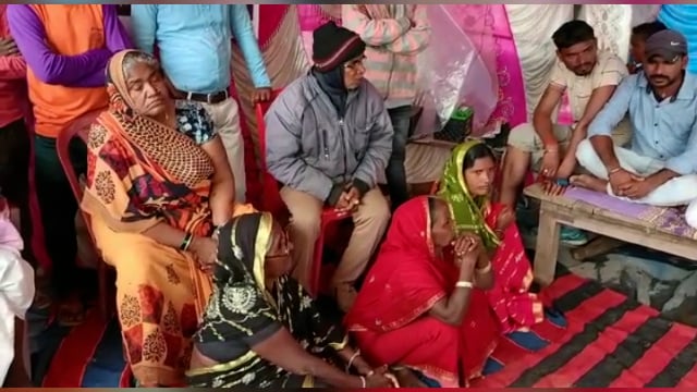 सात सूत्री मांगों को लेकर मजदूर सेवक का चल रहे धरने को बीडीओ ने तोड़वाया, दिया आश्वासन