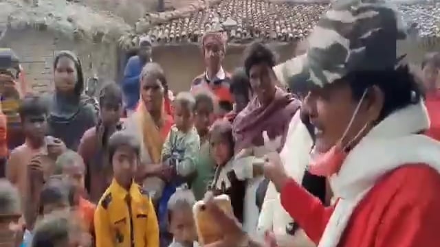 हिलसा के मुरारपुर गांव में 300 बच्चों के बीच वितरण किया गया पोशाक
