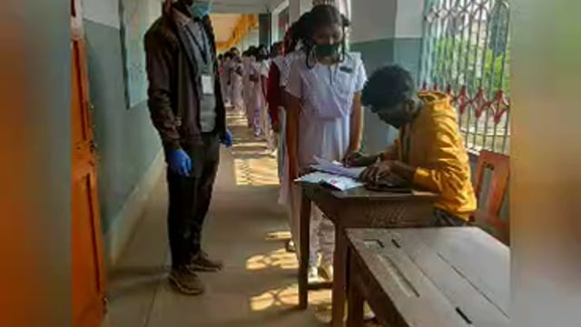 निर्मला कन्या उच्च विद्यालय महेशमुंडा के 160 छात्राओं को मिला कोविड-19 का पहला व दुसरा डोज