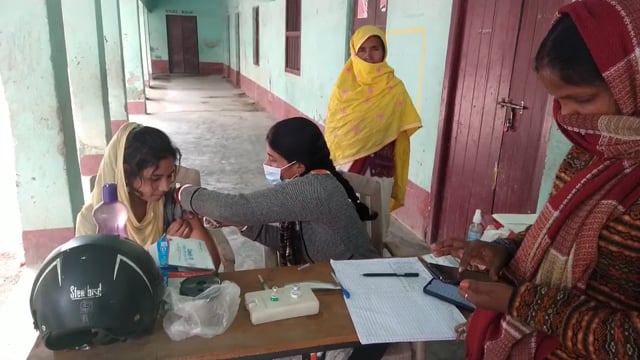 हसनगंज रौतारा उच्च विद्यालय मे मेगा कैंप आयोजित कर 15 से 18 वर्ष के बच्चो को दिया गया कोरोना टीका