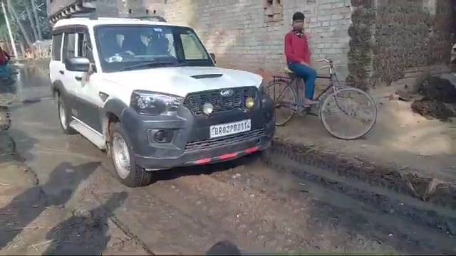 जगदीशपुर गांव की मुख्य गली कीचड़मय , ग्रामीण परेशान