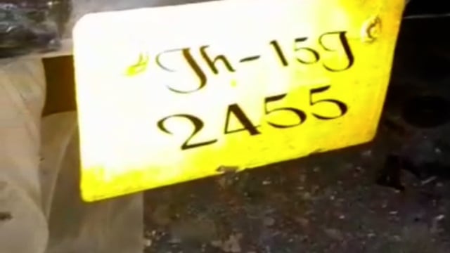 सड़क किनारे खड़ी जेसीबी में ट्रक ने मारी टक्कर एक की मौत कई जख्मी।