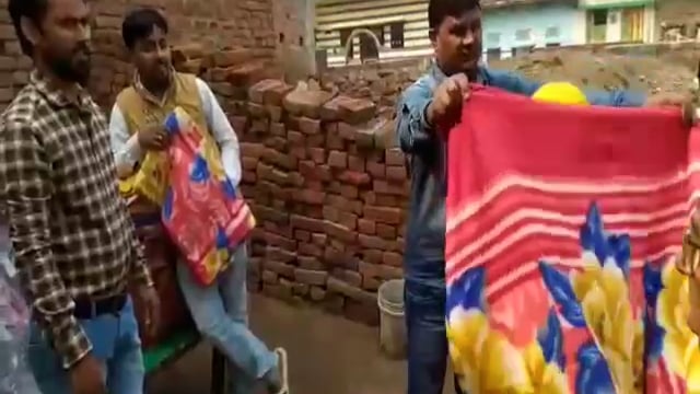 हिलसा के दरगाह मोहल्ला में गरीब असहाय लोगो के बीच बांटा गया कम्बल