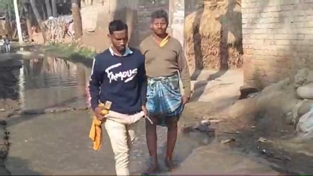 जगदीशपुर गांव का मुख्य गली में जलजमाव व कीचड़मय रहने से ग्रामीण परेशान