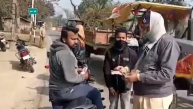 मेजरगंज रीगा मुख्य पथ पर चला चेकिंग अभियान 7 लोगों से जुर्माना वसूला गया।