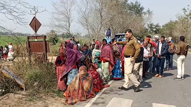 मुआवजे की मांग को लेकर ग्रामीणों ने किया सड़क जाम।