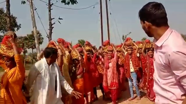 कोरमा गांव में मां दूर्गा के प्राण प्रतिष्ठा को लेकर निकाली गई कलशयात्रा। 