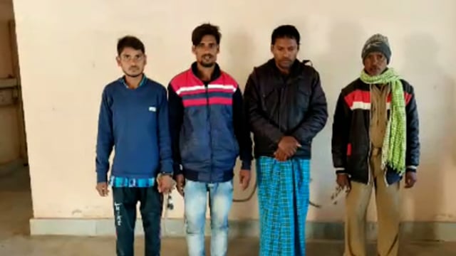 अहिल्यापुर थाना क्षेत्र के कोलडीह में पुलिस के वेश में लुटपाट करने वाले तीन अपराधी गिरफ्तार