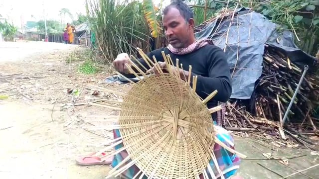 हसनगंज रौतारा थाना अंतर्गत राजवाड़ा पंचायत के चांपी गांव में स्वरोजगार को लेकर बांस की डलिया बना कर रहे हैं बिक्री