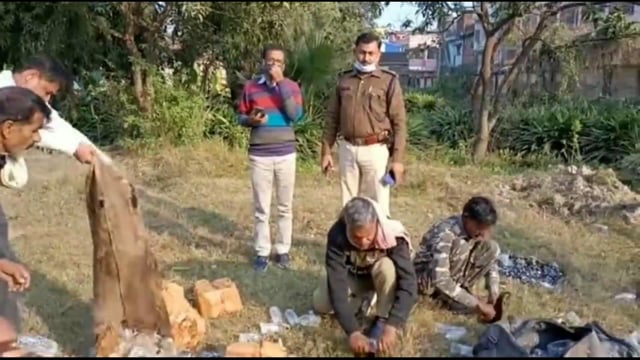 डीएम सुनील कुमार यादव के निर्देश पर सुरसंड थाना परिसर में शराब विनष्टीकारण किया गया