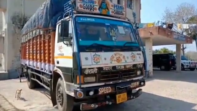 ओवरलोड ट्रक को जांच के दौरान किया गया जप्त लगाया गया जुर्माना।