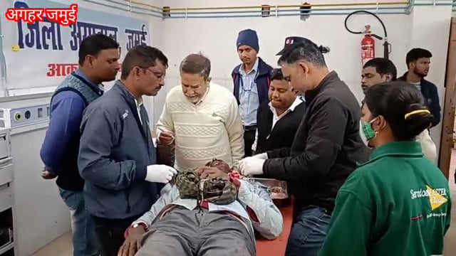 अगहरा गांव में राजमिस्त्री पटरा काटने के दौरान गंभीर रूप से घायल।