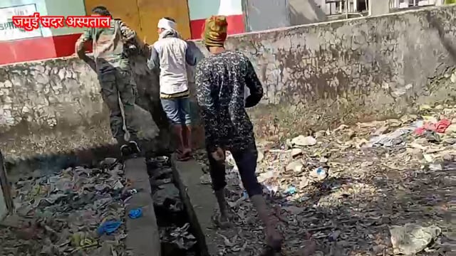 जमुई के सदर अस्पताल में चोरी कर रहे एक युवक को जमकर किया गया धुलाई।