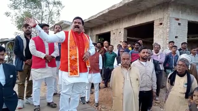 संग्रामगढ़ थाना क्षेत्र रामपुर दाबी मे भाजपा व कांग्रेस समर्थक आमने सामने,जमकर नारेबाजी,पुलिस ने संभाला,तब हुयी सभा