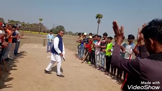 पथराके हलचल स्टेडियममें मुखियाने किया क्रिकेटटूर्नामेंट का उद्घाटन