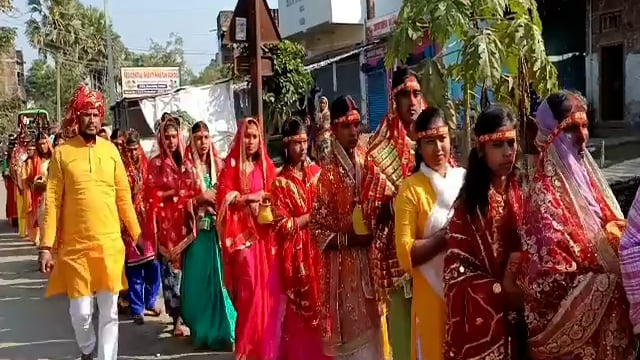 हिलसा के मदारपुर में प्रतिमा का प्राण प्रतिष्ठा को लेकर निकाली गई भव्य कलश शोभायात्रा 