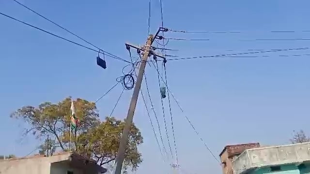 जीरादेई प्रखण्ड के ठेपहाँ गाँव के ग्रामीणों ने बिजली के जर्जर पोल और नंगे तार को लेकर किया प्रदर्शन #jiradei #ziradei