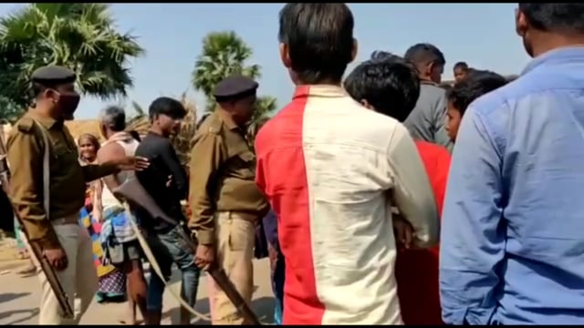 ऑटो चालकों के द्वारा मनमानी ढंग से भाड़ा बढ़ाने के विरोध में ग्रामीणों ने सड़क को किया जाम 