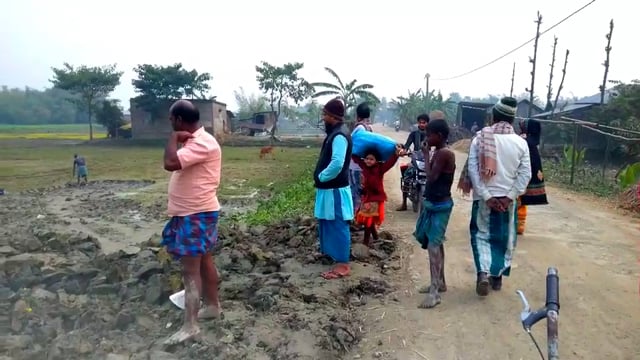 हसनगंज मनरेगा योजना के तहत सड़क में मिट्टी भराई कार्य का हुआ शुभारंभ, ग्रामीणों को आवागमन में होगी सुविधा