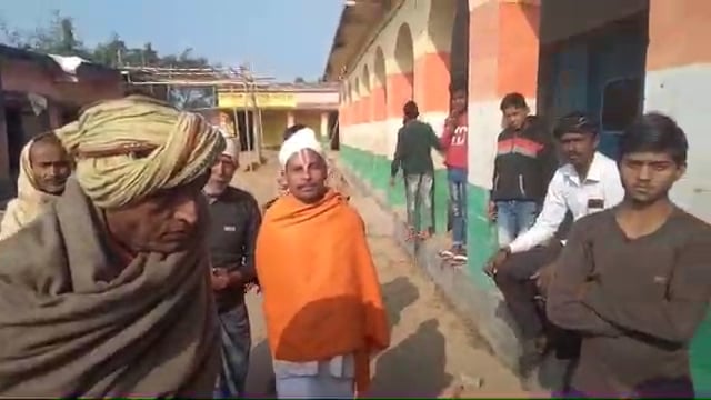 लेमबुआपर गांव वार्ड संख्या 13 में सचिव चयन को लेकर पंचायत सचिव पर ग्रामीणों ने लगाया मनमानी का आरोप