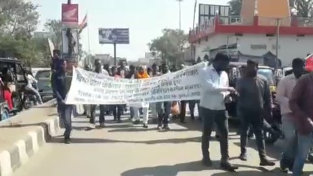 अपनी विभिन्न मांगों को लेकर चौकीदार एवं दफादारों ने समाहरणालय के समक्ष किया प्रदर्शन