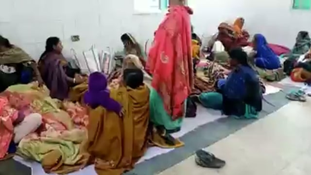 पीएचसी घाटकुसुम्भा मे महिला बंध्याकरण के बाद मरीजों को इस ठंड के मौसम मे दरी बिछाकर जमीन पर सुलाया।