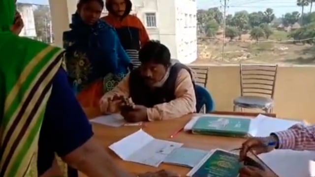 केवाईसी अपडेट हेतु किसानों के द्वारा कृषि कार्यालय में जमा किया जा रहा आवेदन।