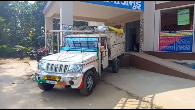 केशोफरका गांव के समीप सड़क किनारे पड़े एक थैला से देशी महुआ शराब बरामद