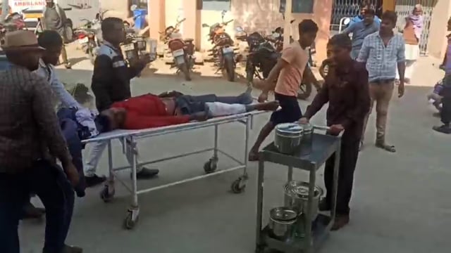 जमुई झाझा थाना के घुटीया मोड़ के पास बालू लदे तेज रफ्तार ट्रेक्टर ने भाई बहन को मारा ठोकर लाया गया सदर अस्पताल







