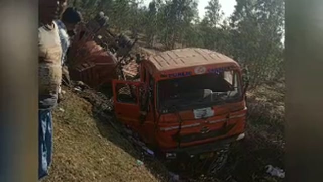गिरिडीह टुंडी मुख्य सड़क पर ताराटांड़ थाना क्षेत्र के मोहलीडीह नदी के समीप तीखे मोड़ पर पलटा ट्रेलर,बाल बाल बचे चालक