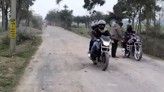 उजियारपुर से समस्तीपुर जाने वाली सड़क मार्ग कई वर्षो से जर्जर आवागमन में परेशानी