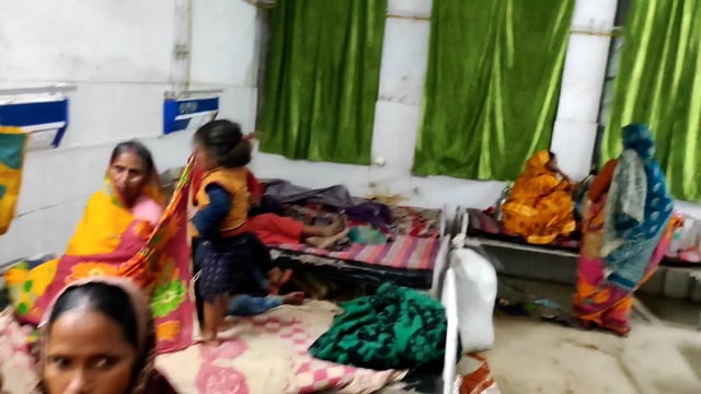 सिमरीबख्तियारपुर अनुमंडल अस्पताल में महिलाओं की बंध्याकरण ऑपरेशन को लेकर उमड़ी भीड़