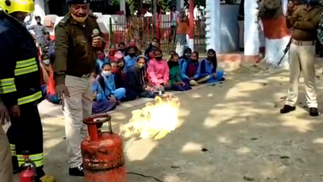 मेजरगंज प्रखंड में आग लगी की घटना से बचाव को लेकर लोगों में जागरूकता फैलाने को लेकर पहुंची जागरूकता टीम।