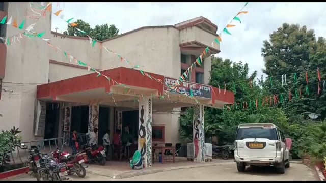 घर मे घुसकर एक व्यक्ति एवं उसकी माॅ के साथ मारपीट किये जाने का मामला आया प्रकाश में ।