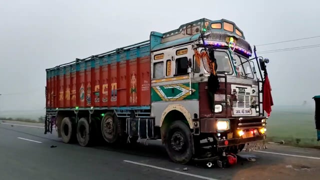 कथराही मोड़ के समीप ट्रक की चपेट में आने से बाइक सवार घायल