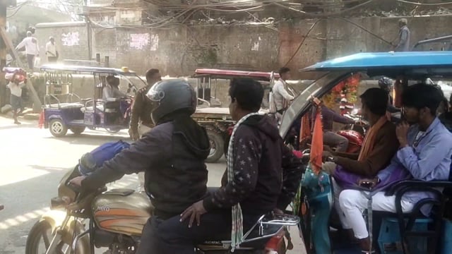 लखीसराय रेलवे पुल के नीचे प्रत्येक दिन जाम लगने से स्थानीय लोगों को आवागमन में होती है परेशानी