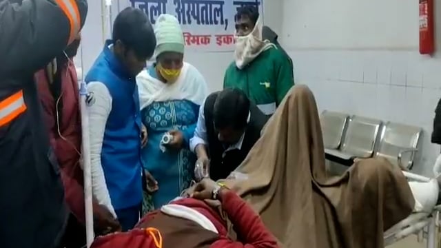 ट्रक के चपेट में आने से युवक घायल गंभीर अवस्था में लाया गया सदर अस्पताल प्राथमिक उपचार इलाज के बाद किया गया पटना रेफर।