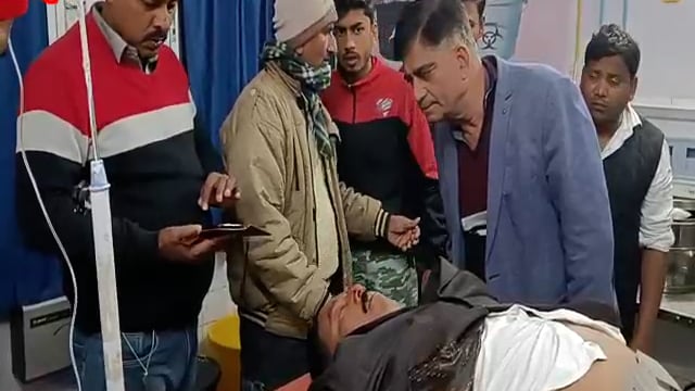 बाइक के आगे कुत्ता आ जाने से बाइक हुआ अनियंत्रण गंभीर अवस्था में लाया गया सदर अस्पताल।