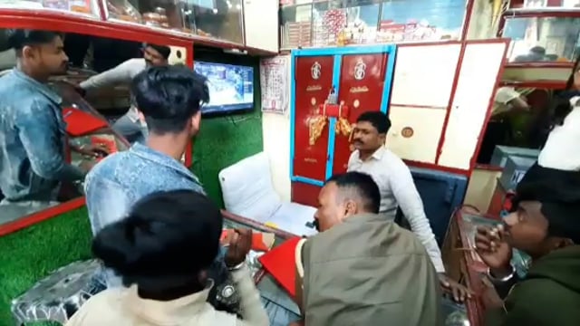 सिंह कॉलेज मोड़ के समीप बाइक की डिक्की से जेवर उड़ाने वाले चोर की सीसीटीवी फुटेज आई सामने 