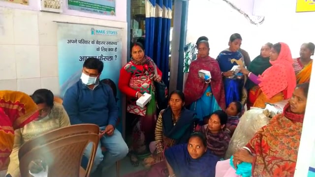 हसनगंज प्राथमिक स्वास्थ्य केंद्र में आशा कार्यकर्ताओं के बीच एंड्राइड मोबाइल का वितरण किया गया