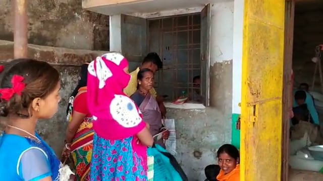 बचेली-पीडीएस राशन लेने के लिए थम मशीन में लगाना होगा अंगूठा लेकिन इस प्रकिया से किरन्दुल में आ रही है दिक्कतें