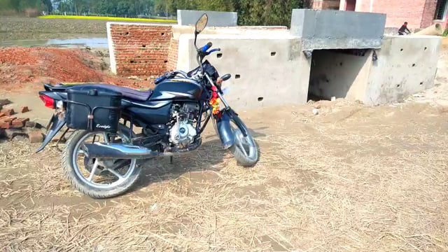 हसनगंज प्रखंड  के बलुआ संथाली गांव समीप सड़क के बीचोबीच कलभट्ट पुलिया निर्माण  के बाद एप्रोच नहीं होने से ग्रामीण आक्रोश