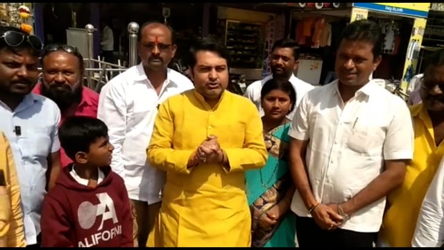 लातूर जिल्हा परिषदेचे अध्यक्ष राहुल केंद्रे यांच्या वतीने लहुजी साळवे यांना अभिवादन